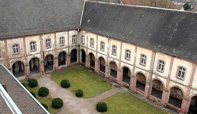 photo du cloître de l'église Saint-Gondelbert,  un lieu à visiter pendant votre séjour au gite "chez dd" à Senones